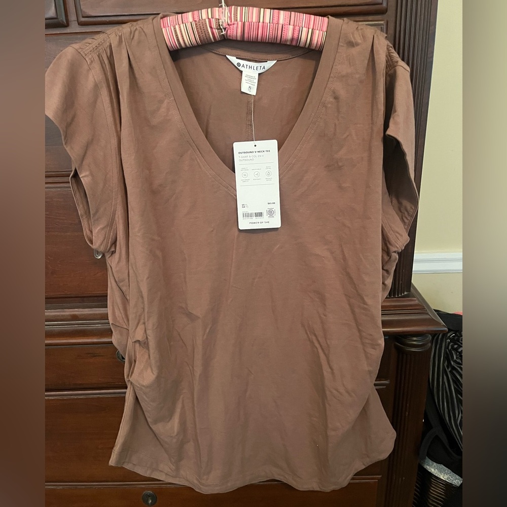 NWT Athleta Outbound tee
